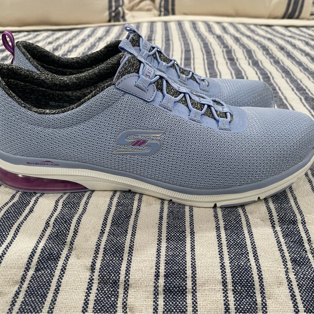 Skechers slip on tennis shoes